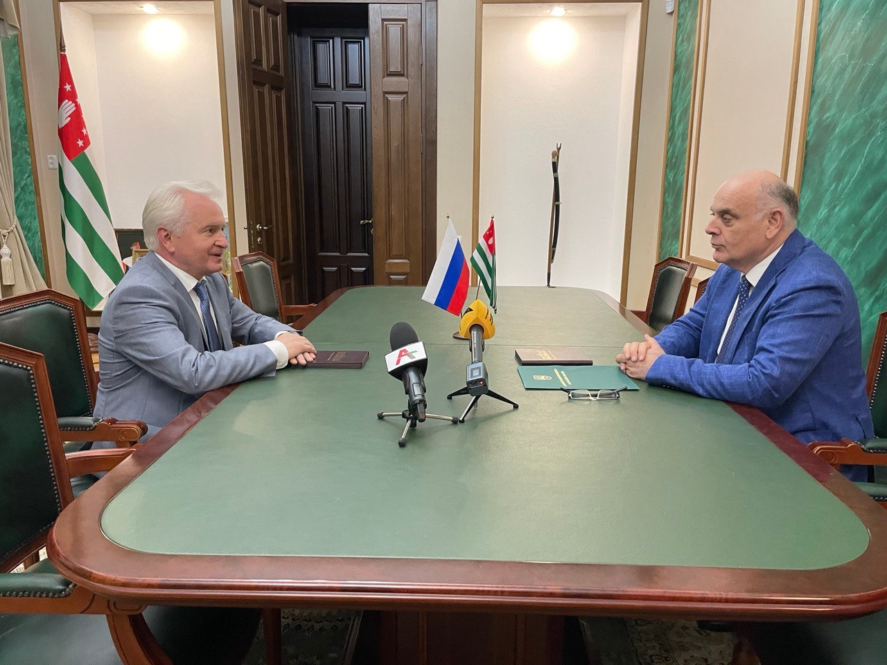 Игорь Маслов и президент Абхазии Аслан Бжания