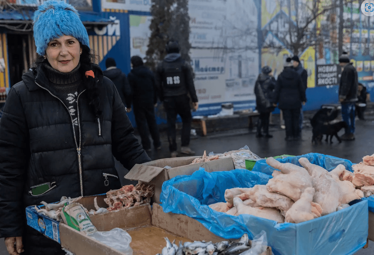 Женщина на рынке в Бахмуте