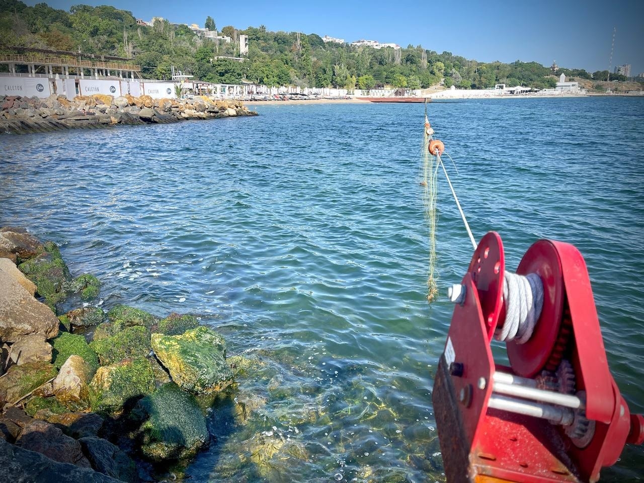 В Одессе официально открыли пляжи для купания.