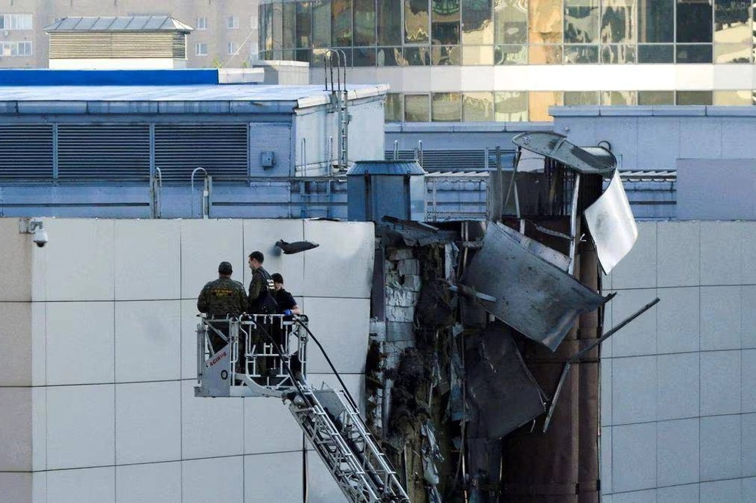 Последствие прилета дрона в здание «Экспоцентра»