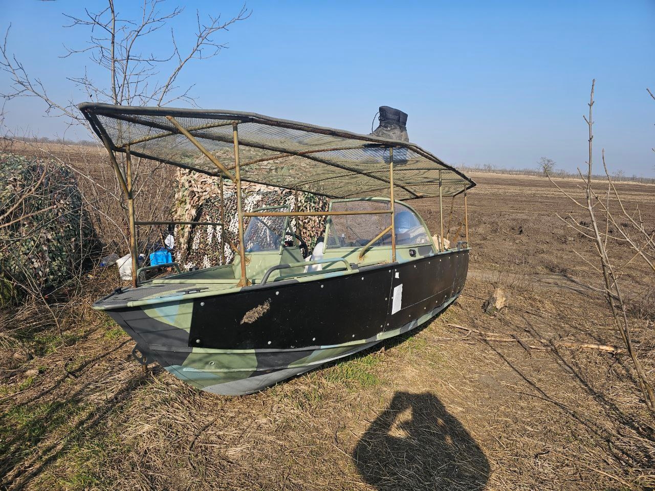 Российская лодка с защитным «мангалом»