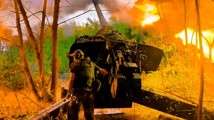 Российский военный ведет огонь по позициям ВСУ в Курской области