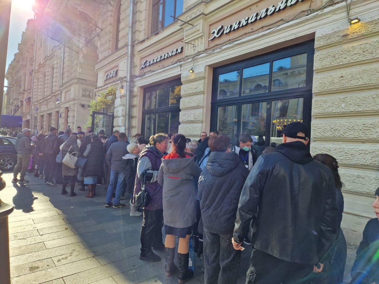 Голосующие в Москве избиратели с гражданством Молдовы собираются после голосования в хинкальной