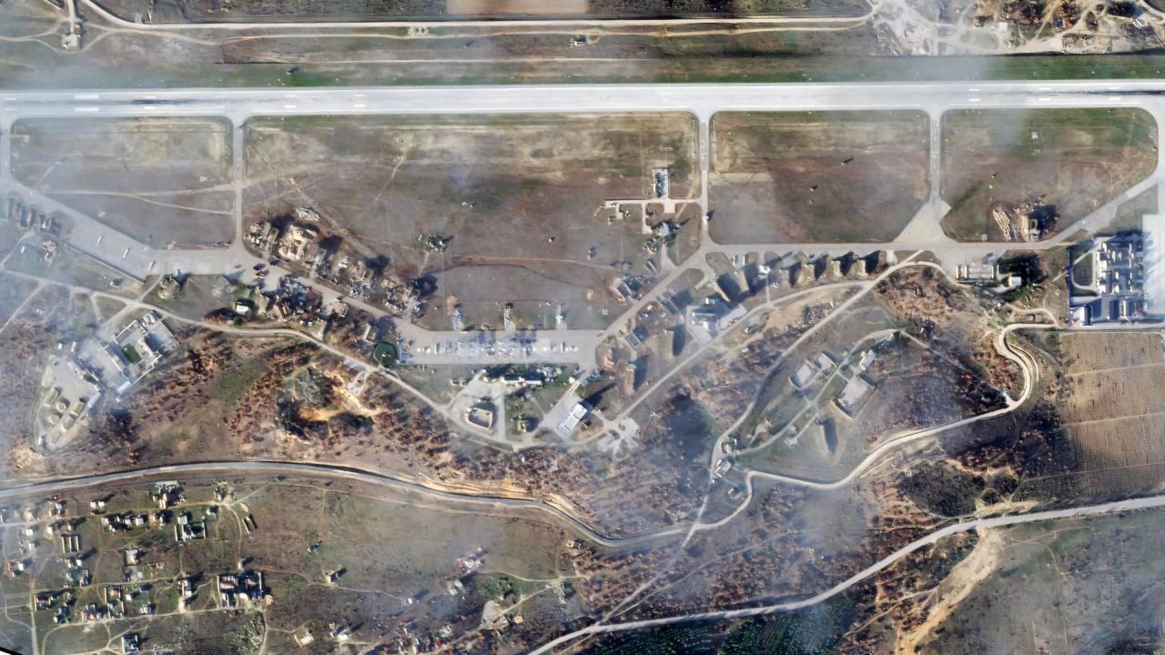 Спутниковый снимок строительных работ на аэродроме Бельбек в Крыму