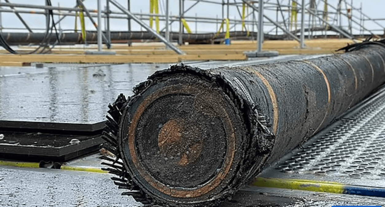 Кабель EstLink 2 (старое фото для демонстрации его размеров)