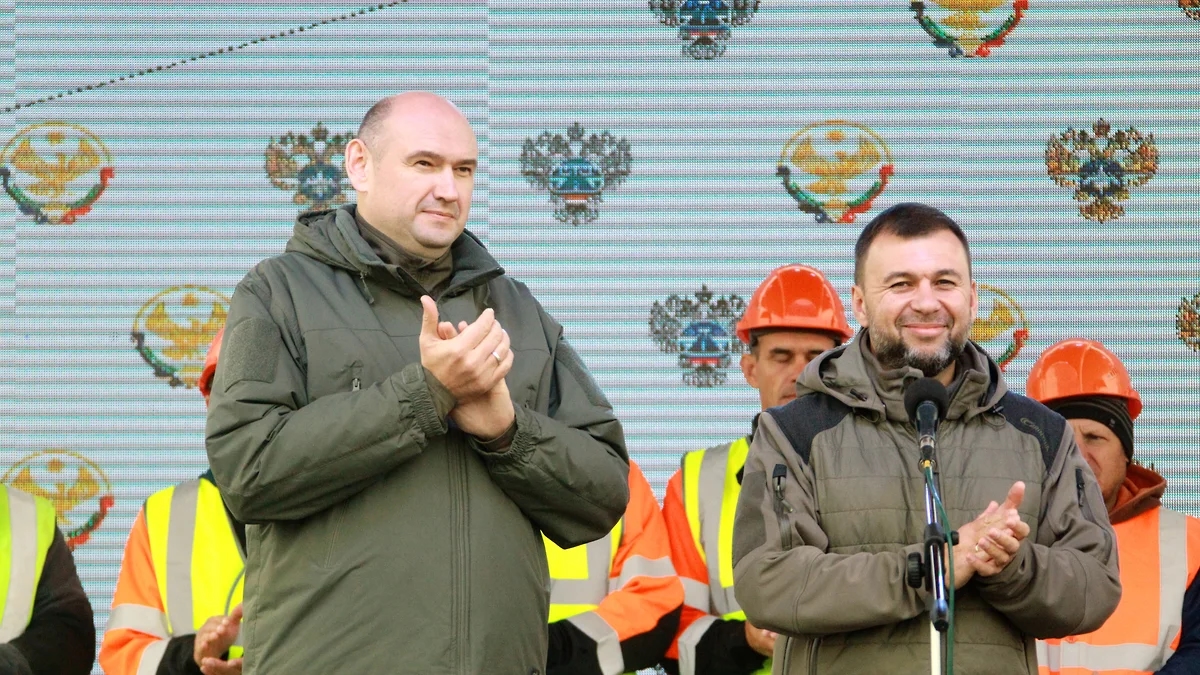 Евгений Солнцев (слева) и глава ДНР Денис Пушилин (справа)