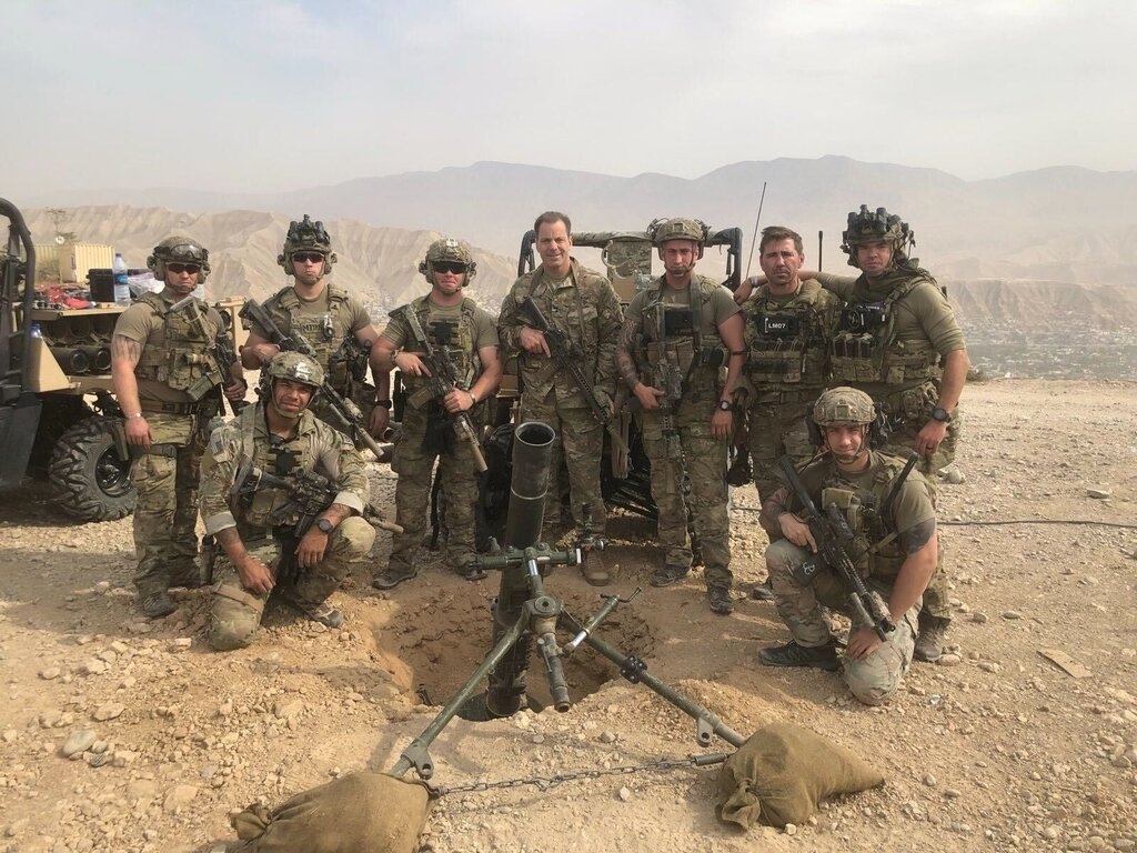 Донахью, в центре, без шлема, в Афганистане. Примерно 2020 года