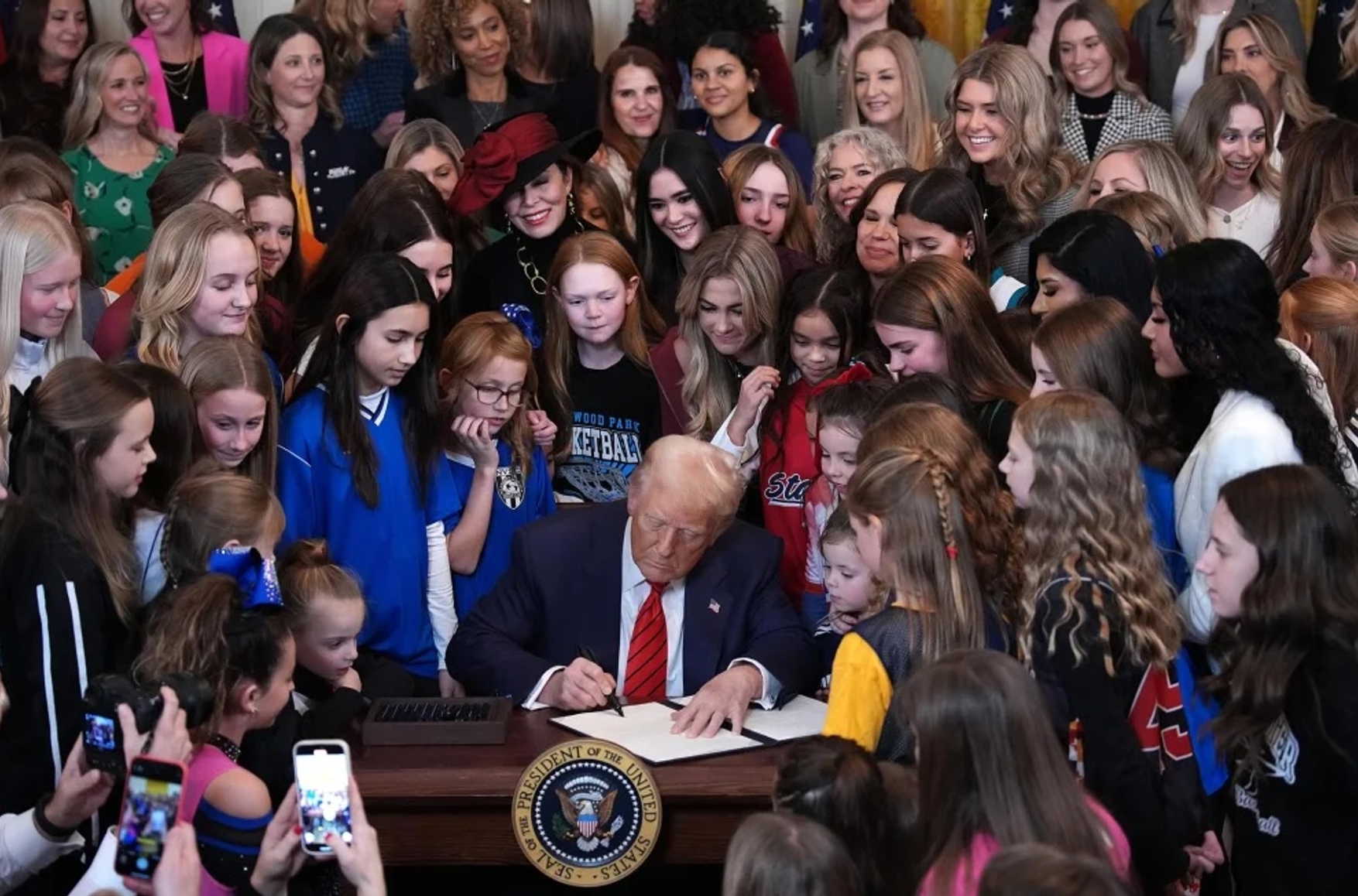 Трамп подписывает указ о запрете участия трансгендерных спортсменок в женских соревнованиях