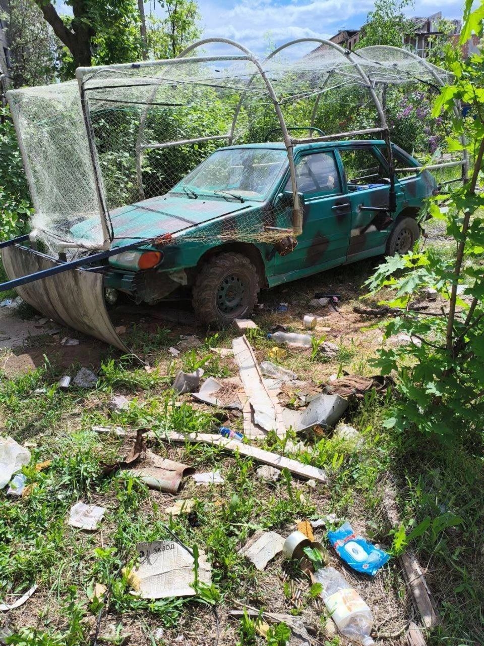 Легковой автомобиль ВАЗ-2114 с «тепличными» защитными сетками от дронов