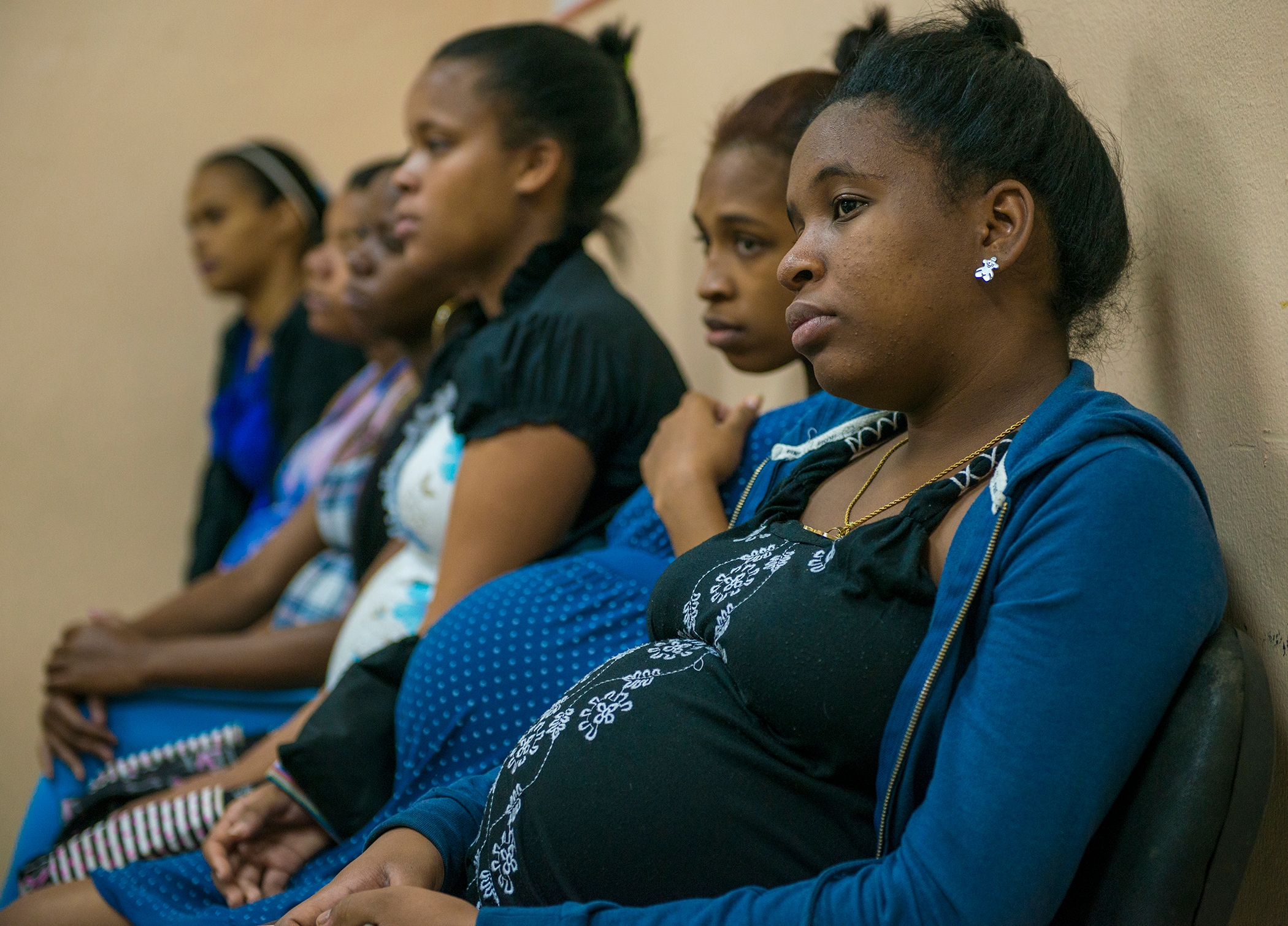 Девушки-подростки в женской консультации, Доминикана