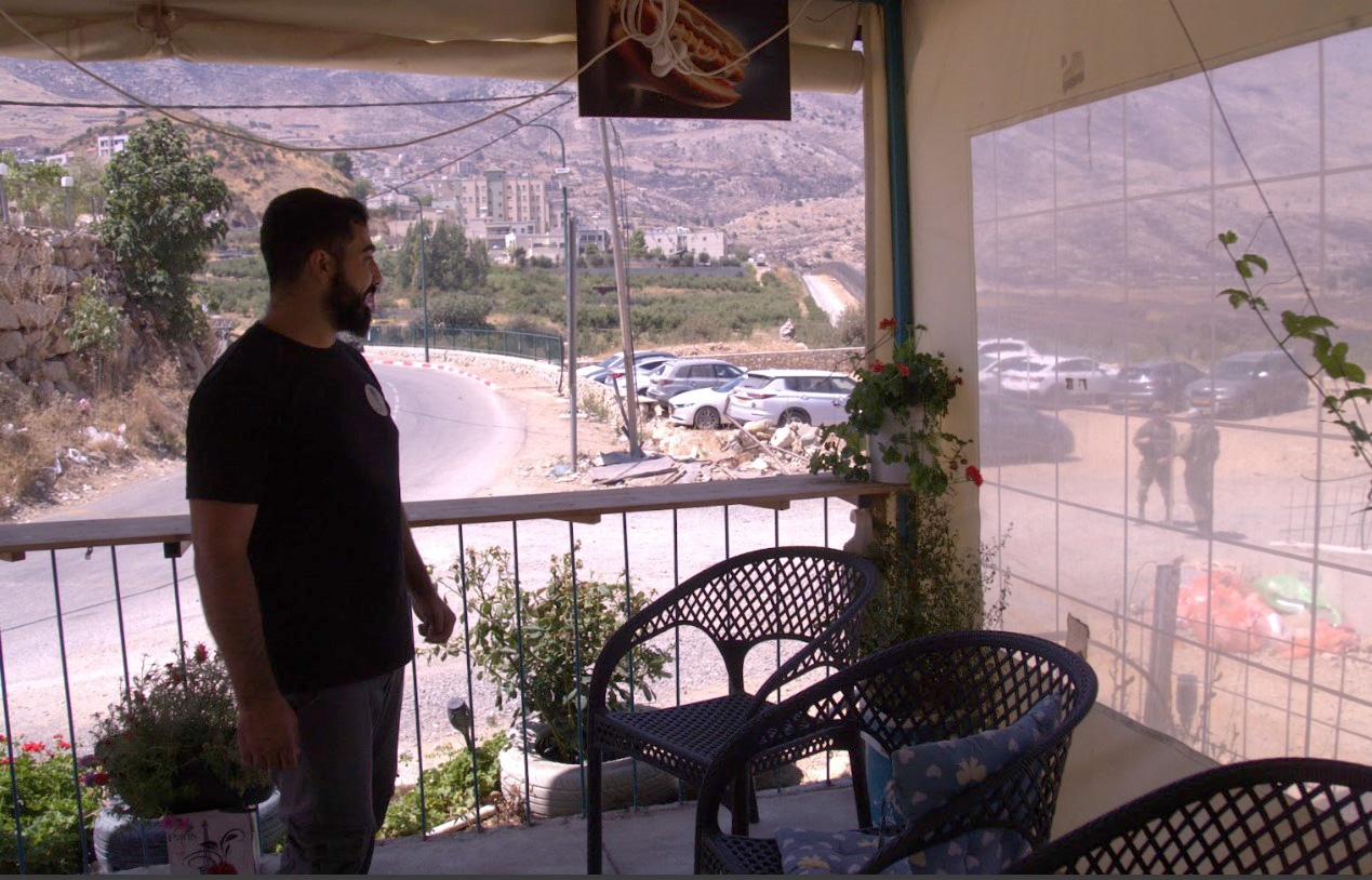 Мажд Зрира в своем кафе