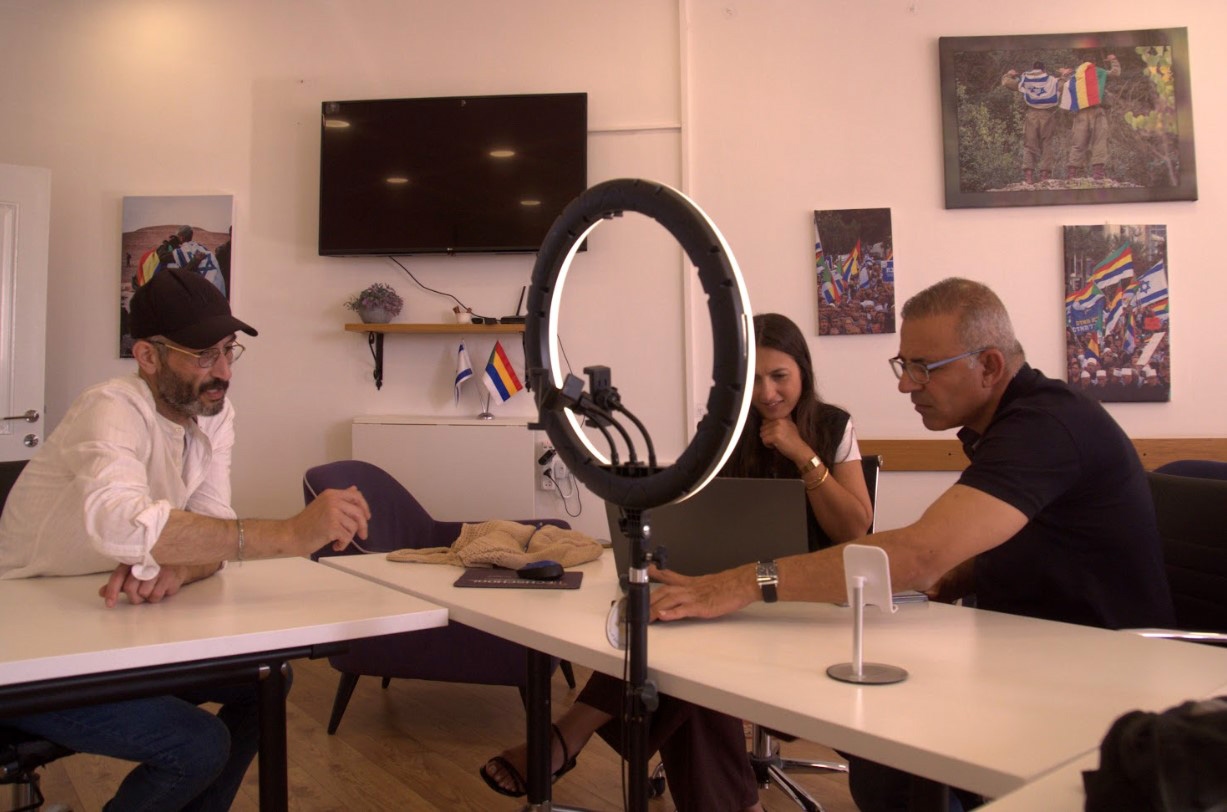 На фотографиях на стенах государственного «Израильско-друзского центра» израильские и друзские солдаты в обнимку, с двумя флагами — бело-голубым израильским и разноцветным друзским