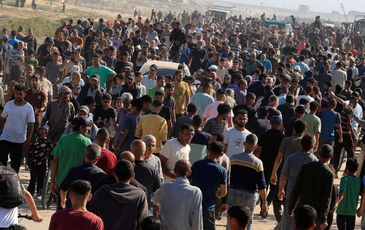 Палестинцы на пункте раздачи гуманитарной помощи в Рафахе