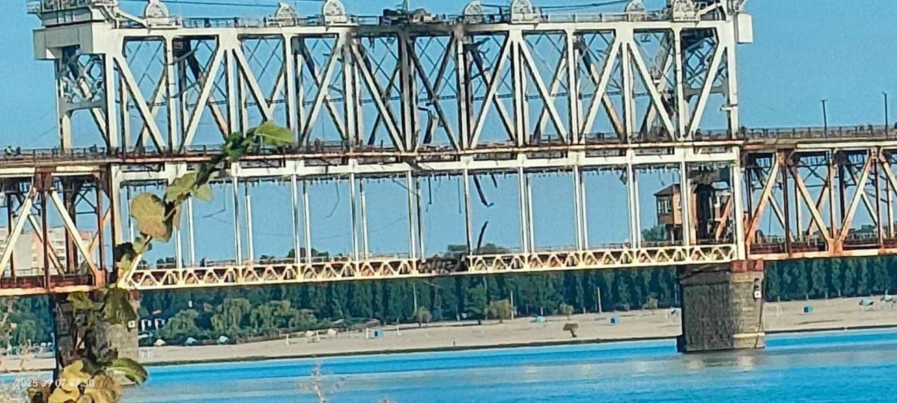 Последствия российских ударов по Крюковскому мосту