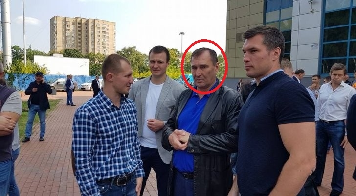 Анатолий Петров (третий слева)