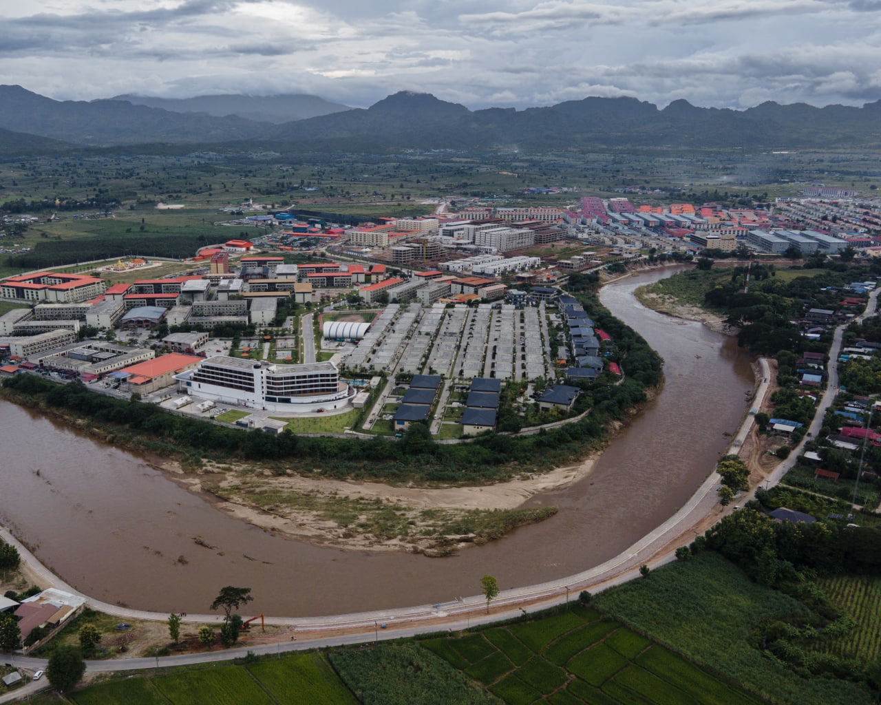Вид на KK Park — один из крупнейших мошеннических центров в Мьянме
