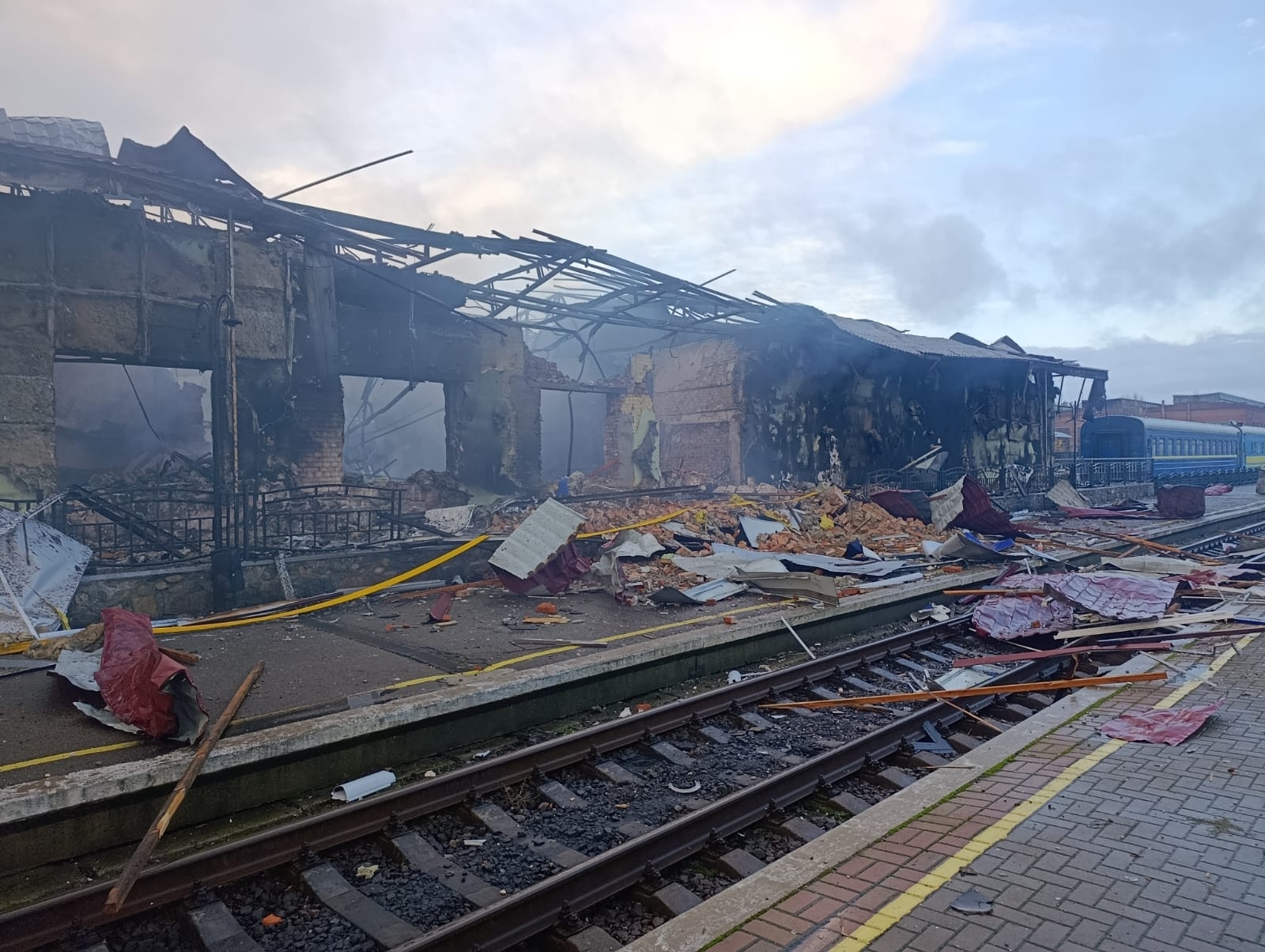 Последствия российского удара по железнодорожной инфраструктуре в Украине