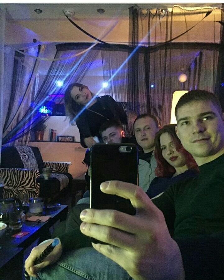 Алексей Лукашев (в центре) с коллегой-хакером из вч 26165 Андреем Родиковым (справа)