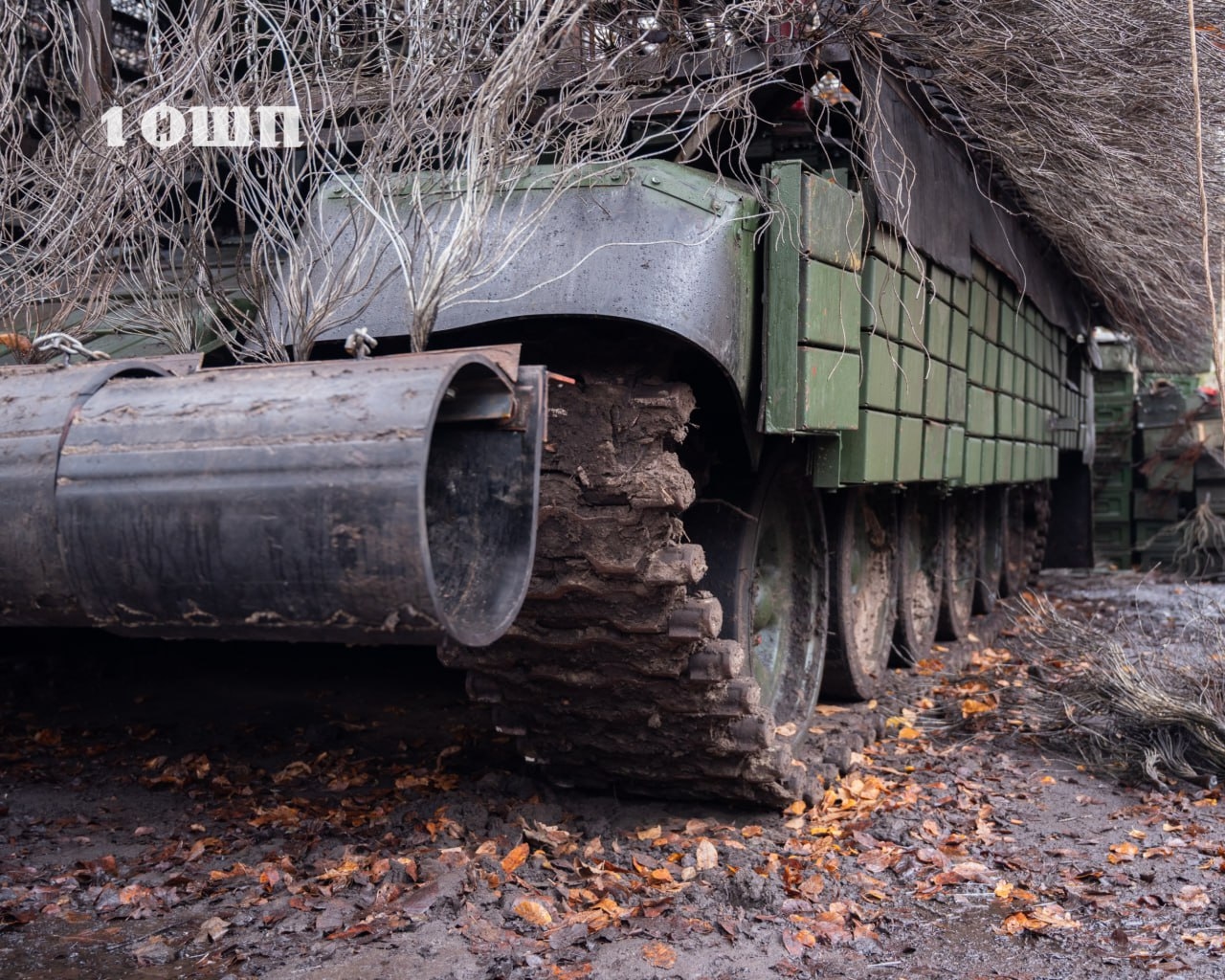 Украинский танк Т-72ЕА с «царь-мангалом» и дополнительной защитой
