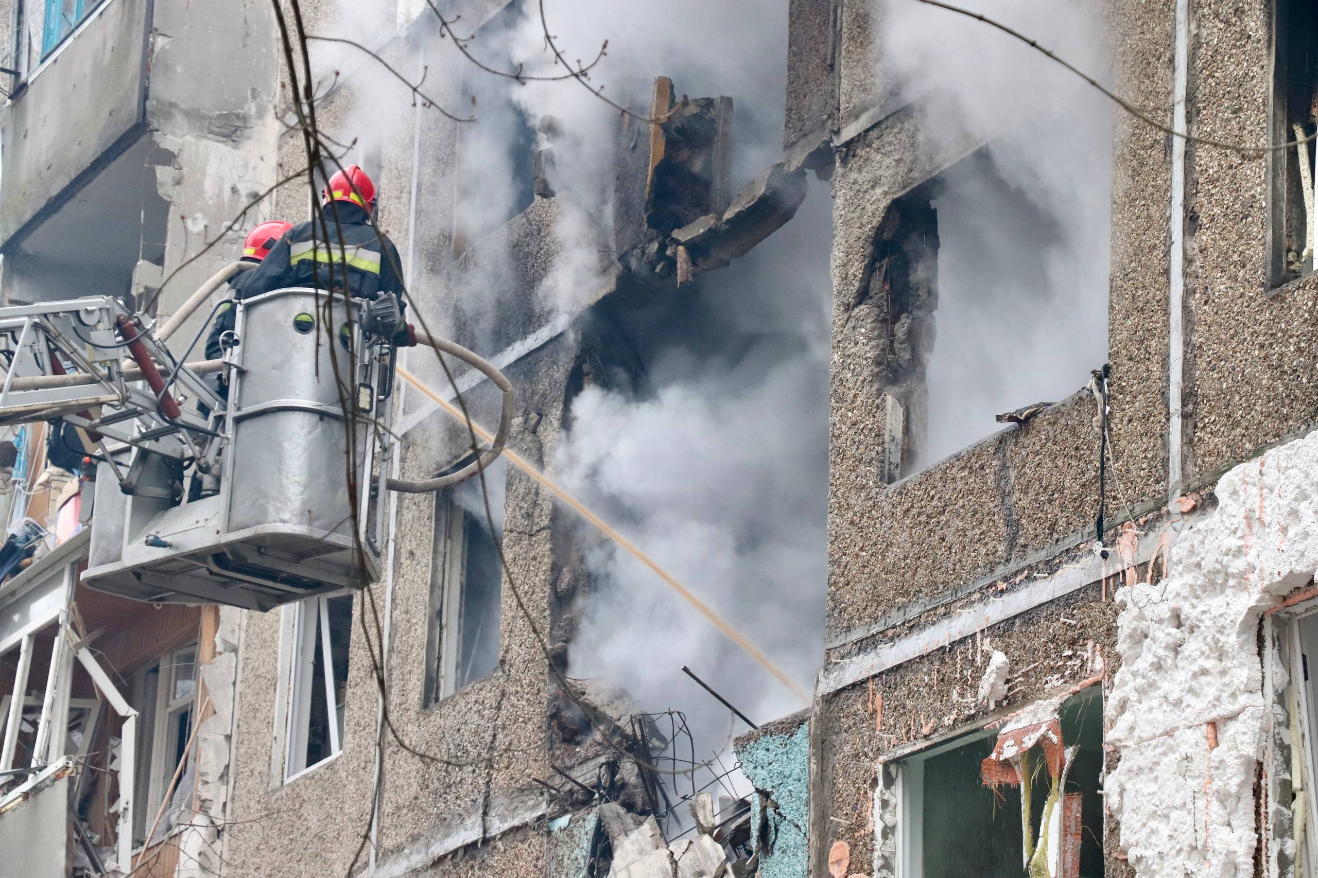 Последствия попадания российского беспилотника по жилому дому в Чернигове 25 декабря