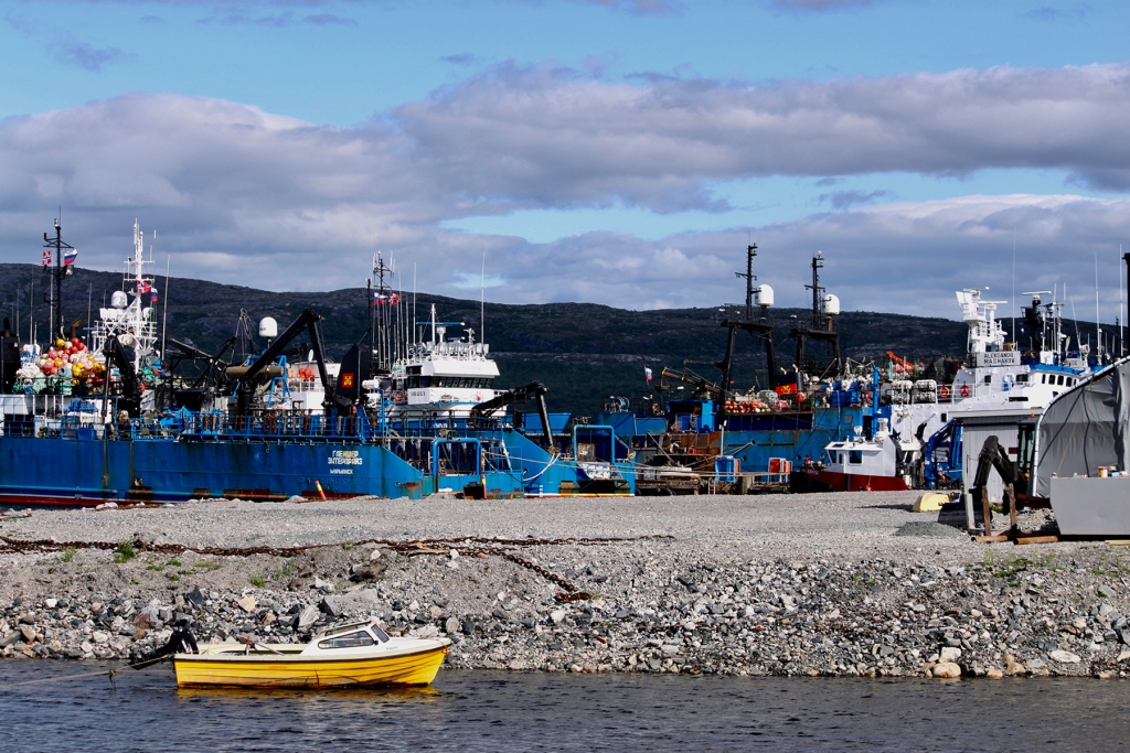 Российские и норвежские рыбацкие суда в порту Киркенеса