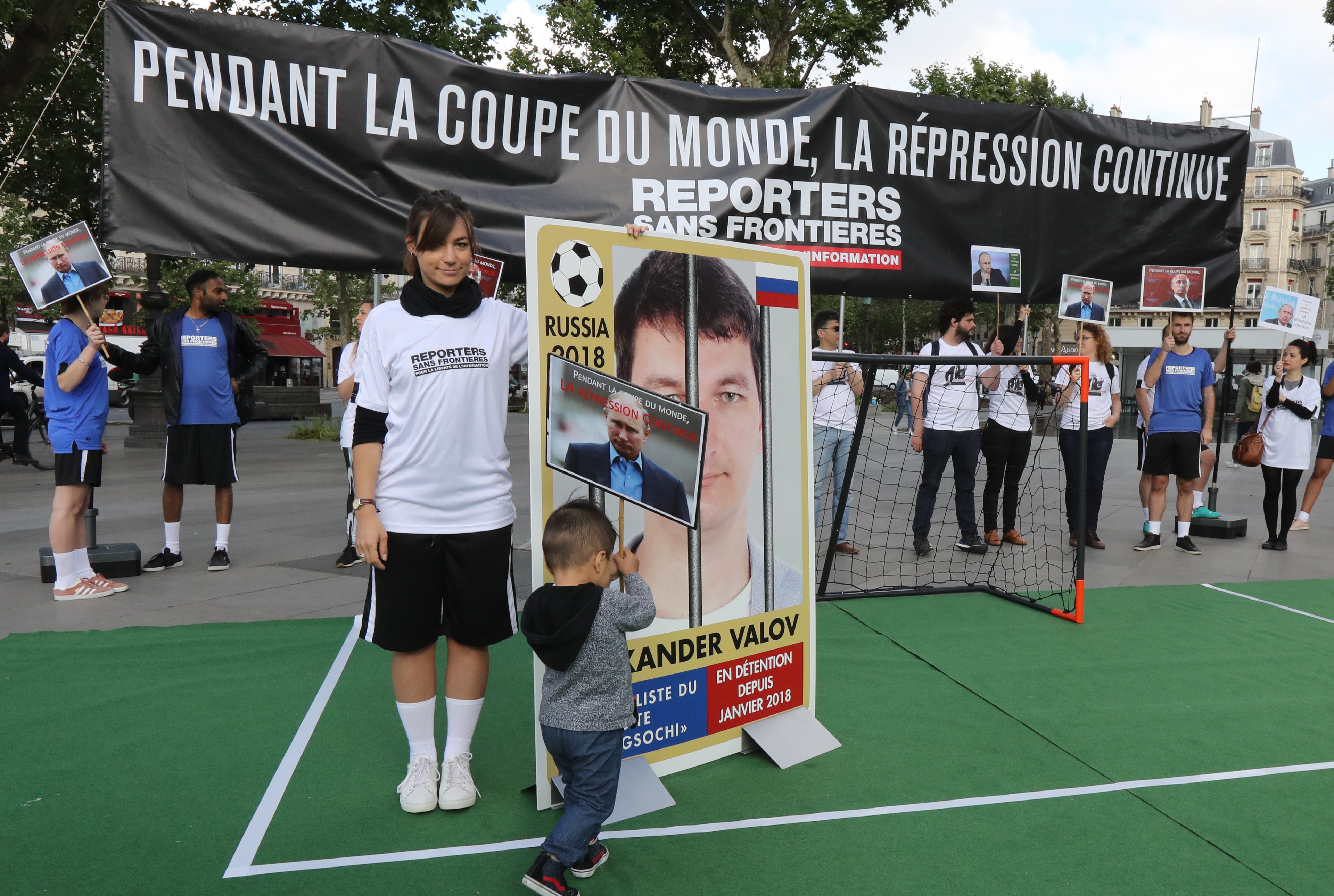 «Репортеры без границ» на акции в Париже в поддержку российских журналистов. Фото AFP