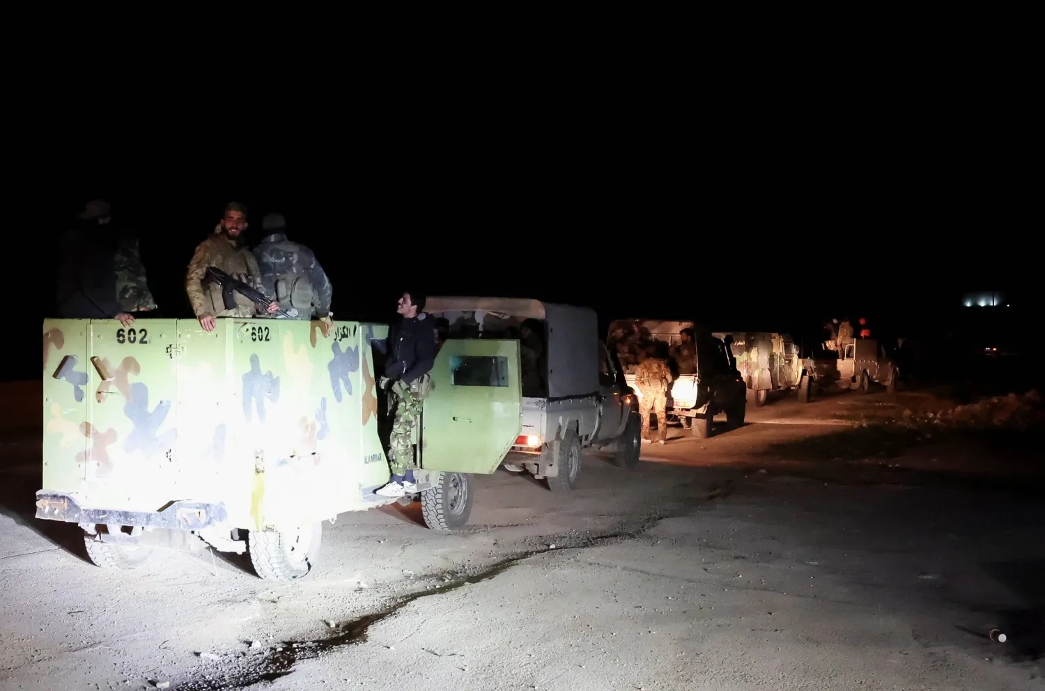 Вооруженные формирования ХТШ направляются в Латакию, 6 марта. Фото: Reuters