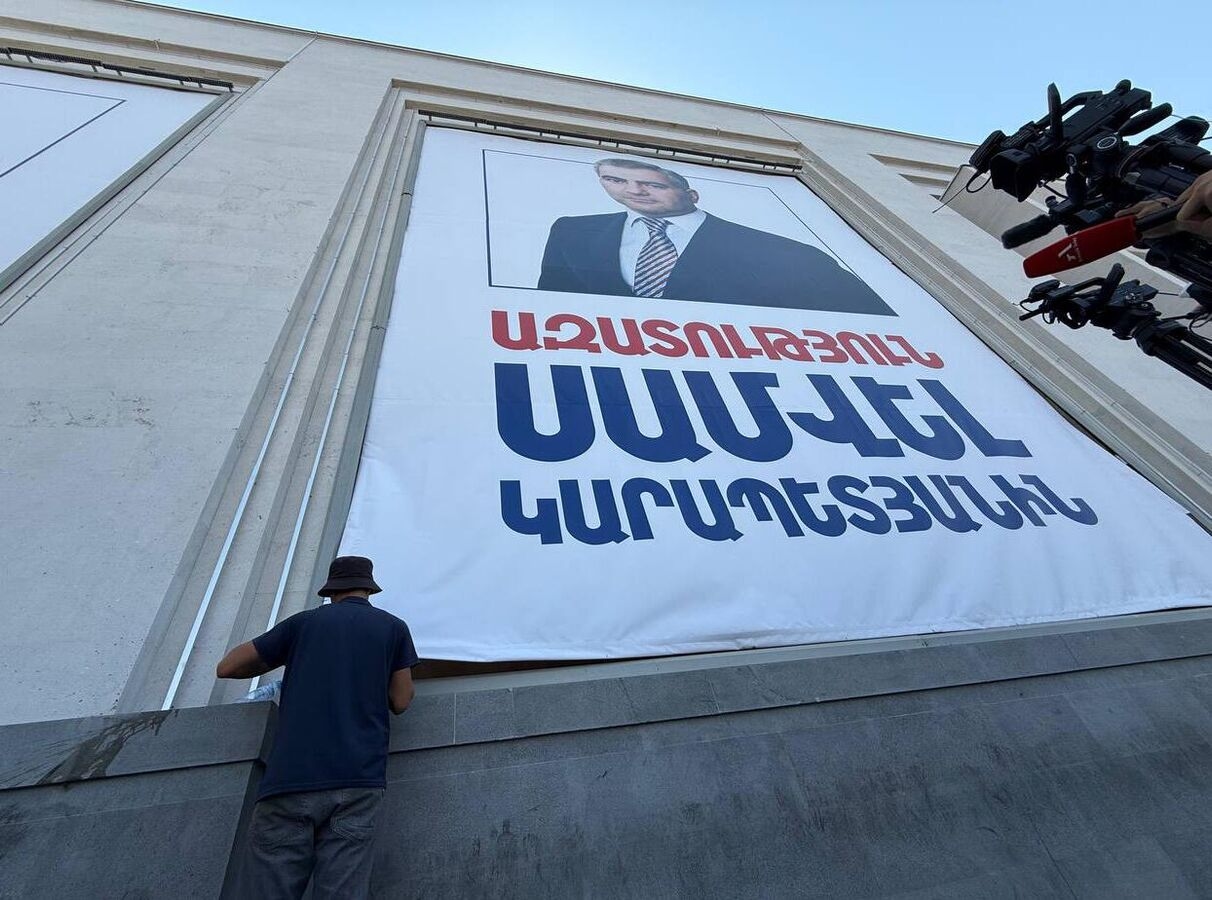 Демонтаж баннера «Свободу Самвелу Карапетяну» с фасада принадлежащего ему ТЦ Dalma Garden Mall в Еревaне. Фото: Sputnik