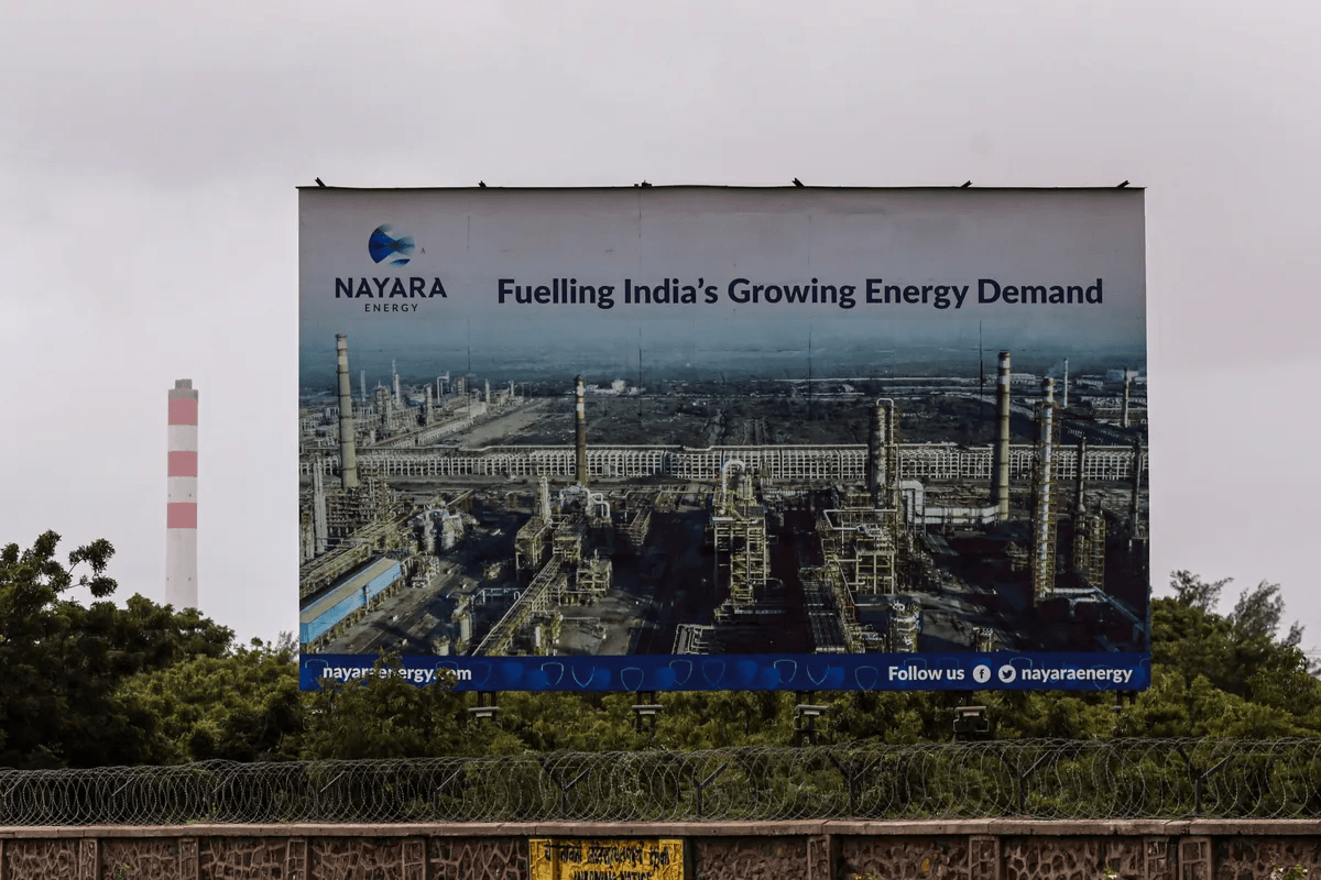 Фото: рекламный щит Nayara Energy Ltd., Индия / Bloomberg