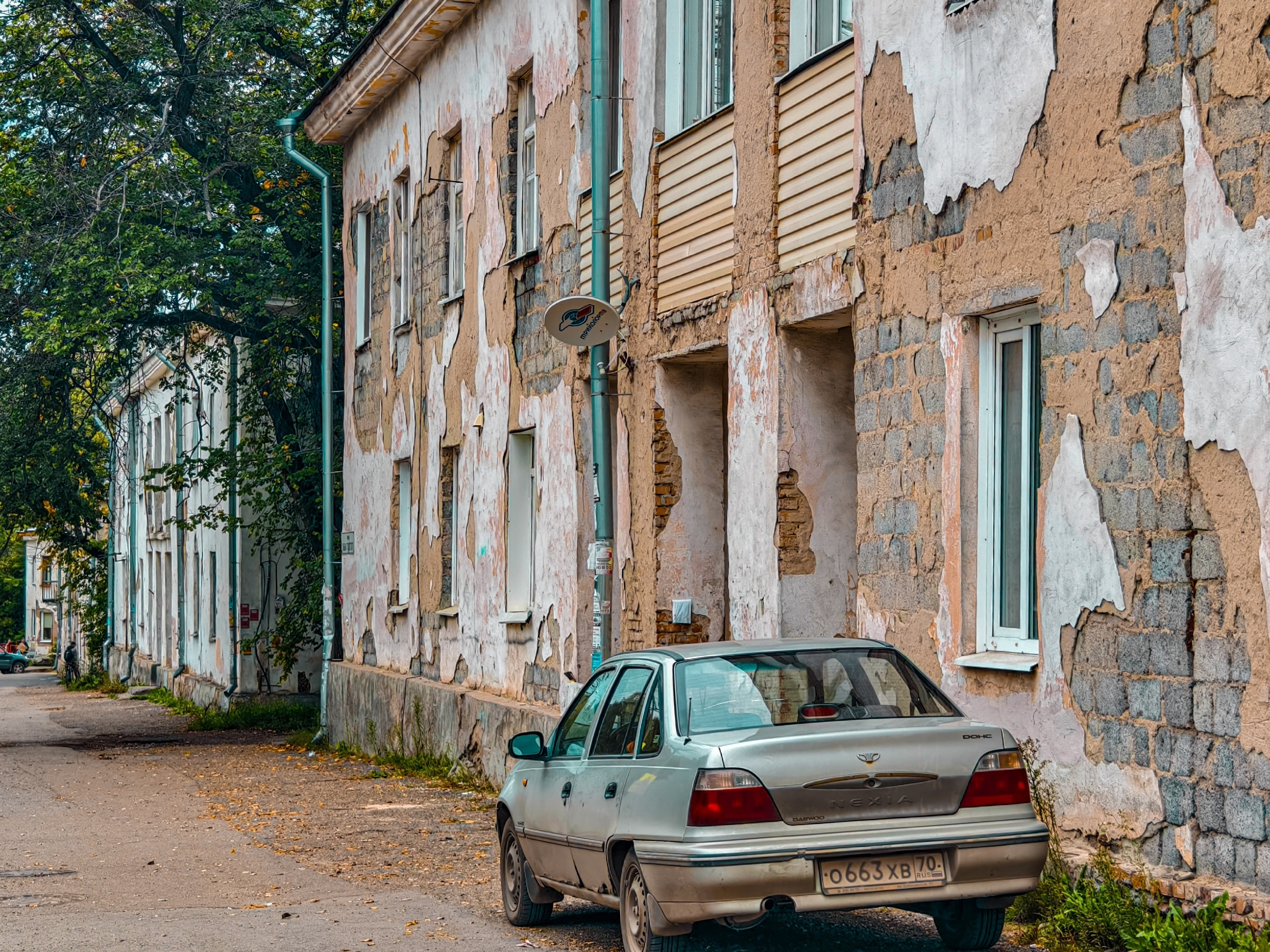 На 1 января 2024 года в Томске были признаны аварийными 905 многоквартирных домов общей площадью 335 тысяч кв. м. В Томской области в таком жилье проживает около 13 тысяч человек (РИА «Томск»)