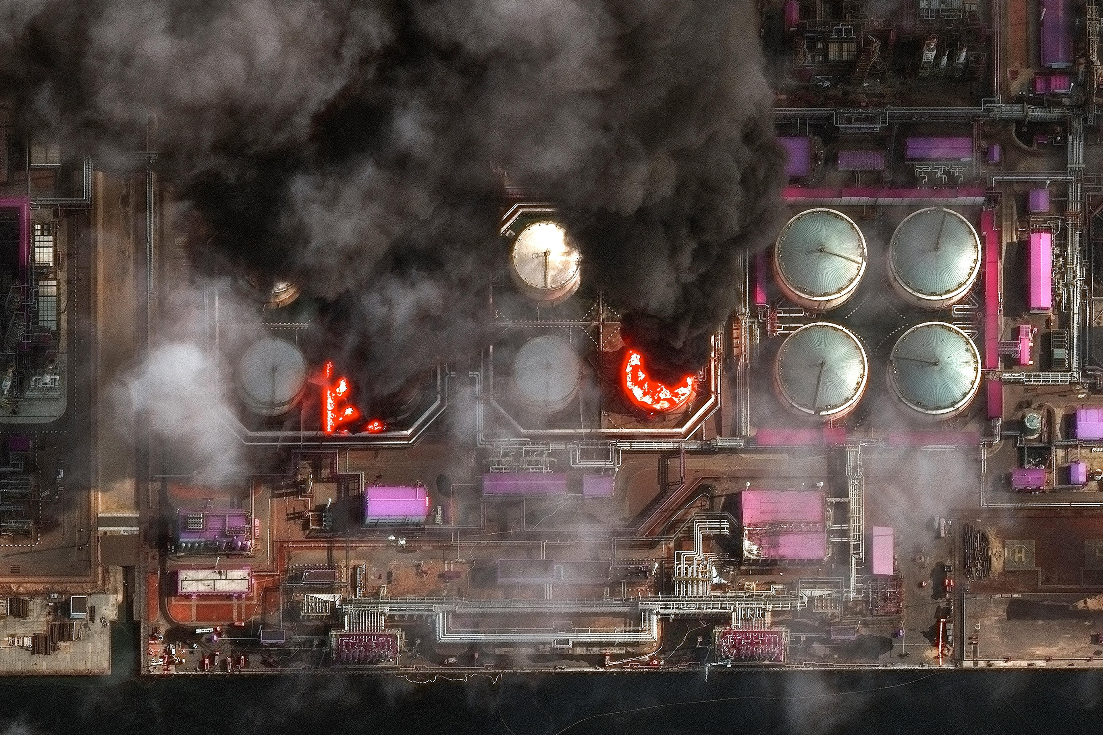 Спутниковый инфракрасный снимок: горящие резервуары для хранения нефти в российском порту Усть-Луга, 29 марта 2026 года. Vantor / REUTERS