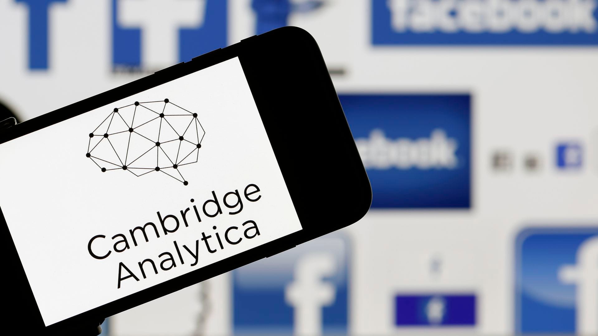 Великобритания: люди из России осуществляли доступ к данным Cambridge Analytica