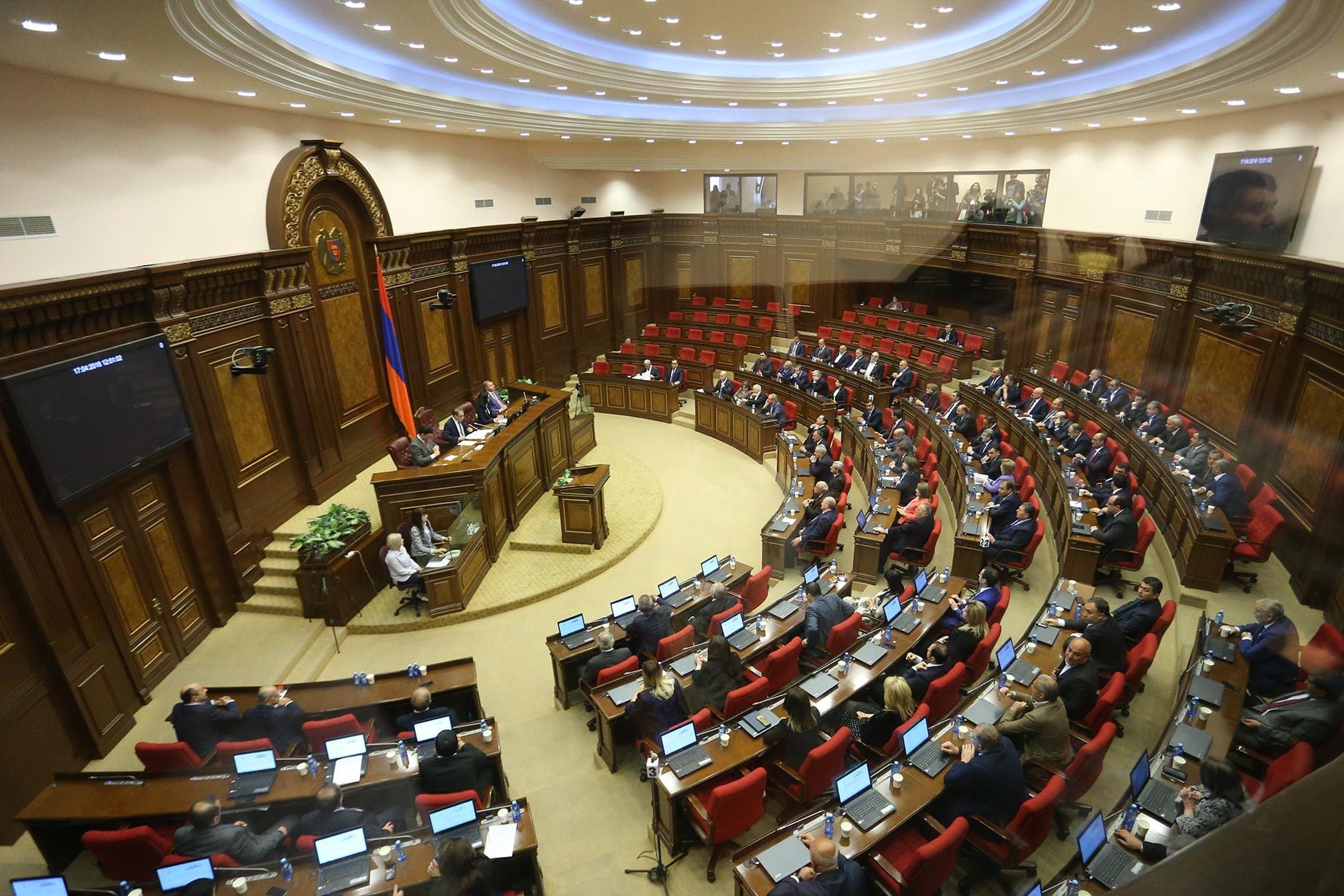 Олигарх купил «авторитетов». Почему армянская партия власти вдруг поддержала Пашиняна