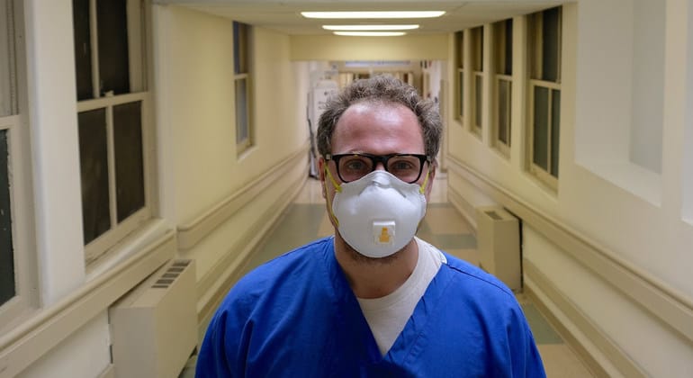 «Семь остановок сердца за ночь». Реаниматолог из Нью-Йорка Евгений Пинелис вспоминает пик пандемии в своей новой книге