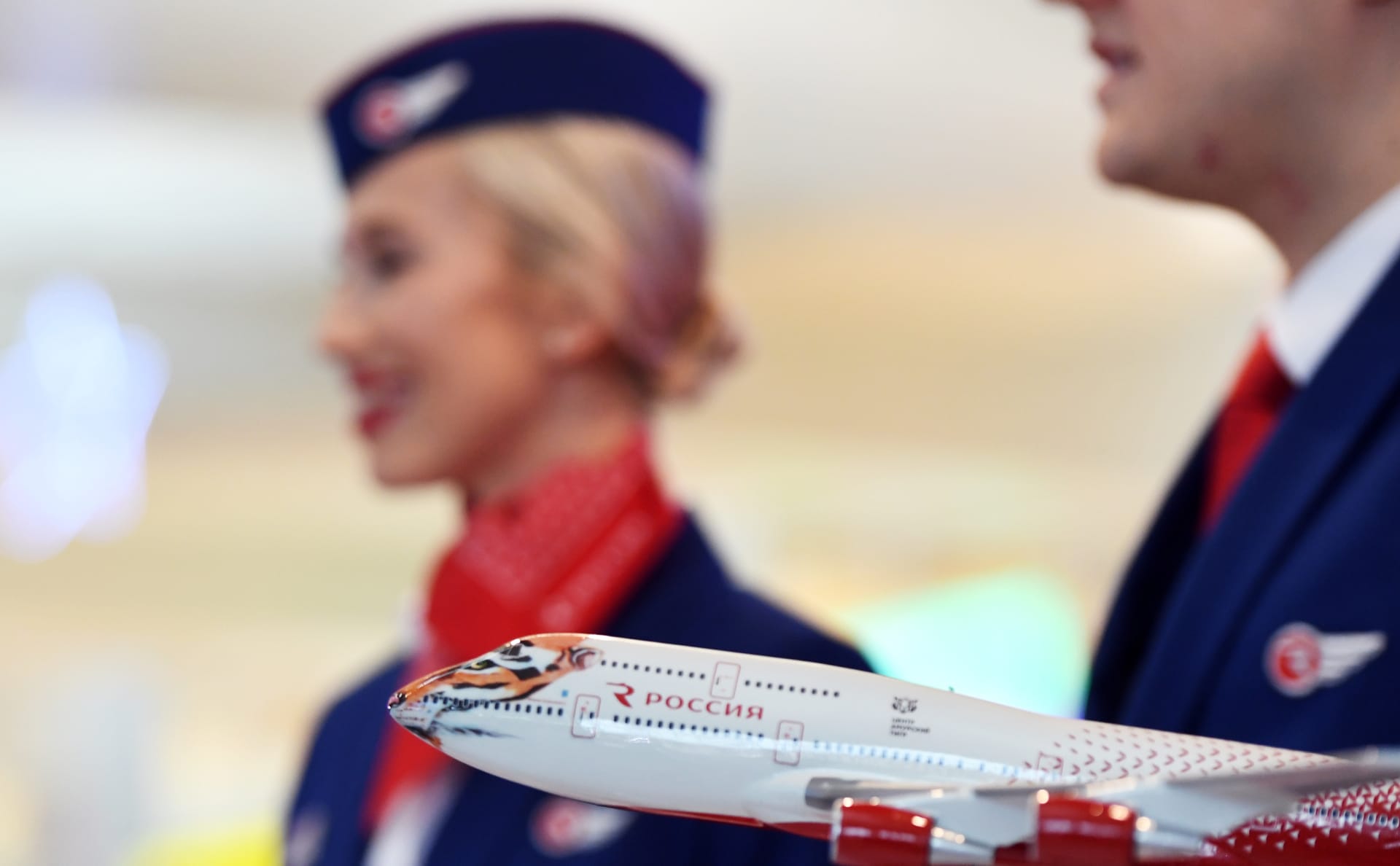 «Просим вас проявить лояльность» — авиакомпания «Россия» вычитает из зарплат сотрудников премии, которые платила за переработки в пандемию