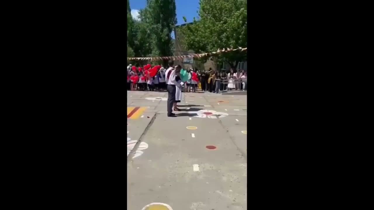 Школьницу, которая произнесла антивоенные лозунги на последнем звонке, заставили извиниться