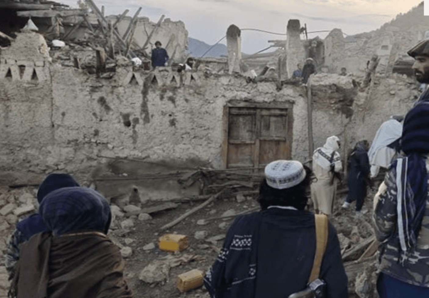 В Афганистане 280 человек погибли и 600 пострадали из-за мощного землетрясения — Bakhtar News Agency