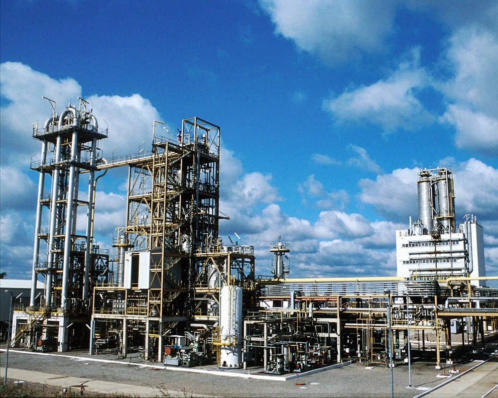 Россия сообщила о «взятии под контроль» Лисичанского НПЗ. Источник в Минобороны Украины утверждает, что в районе завода идут бои