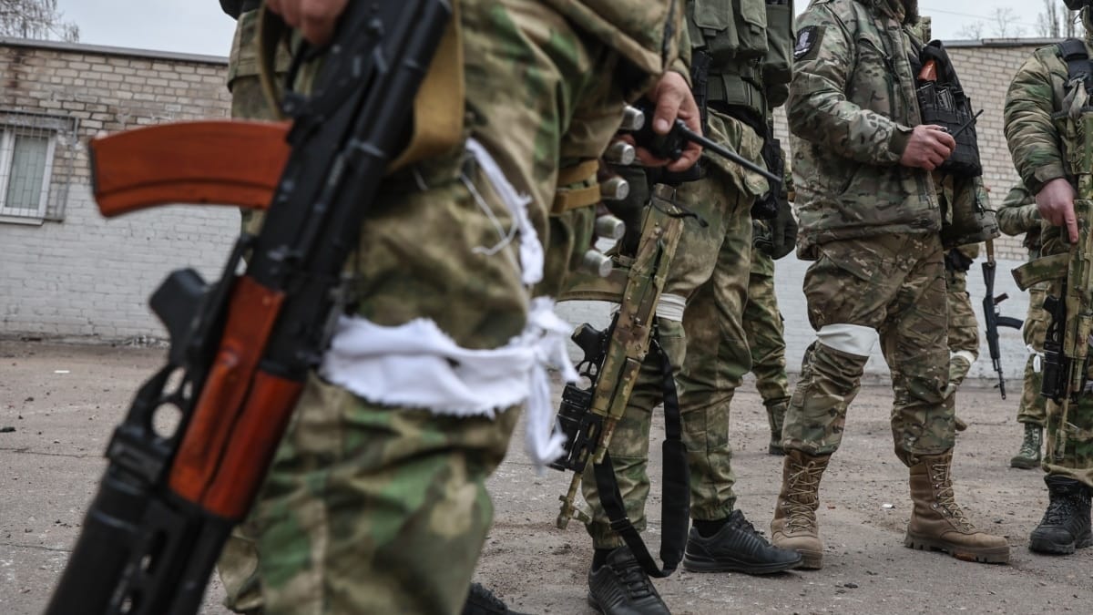 Отказавшихся воевать солдат 11-й отдельной десантно-штурмовой бригады командование заперло в гараже — «Настоящее время» 