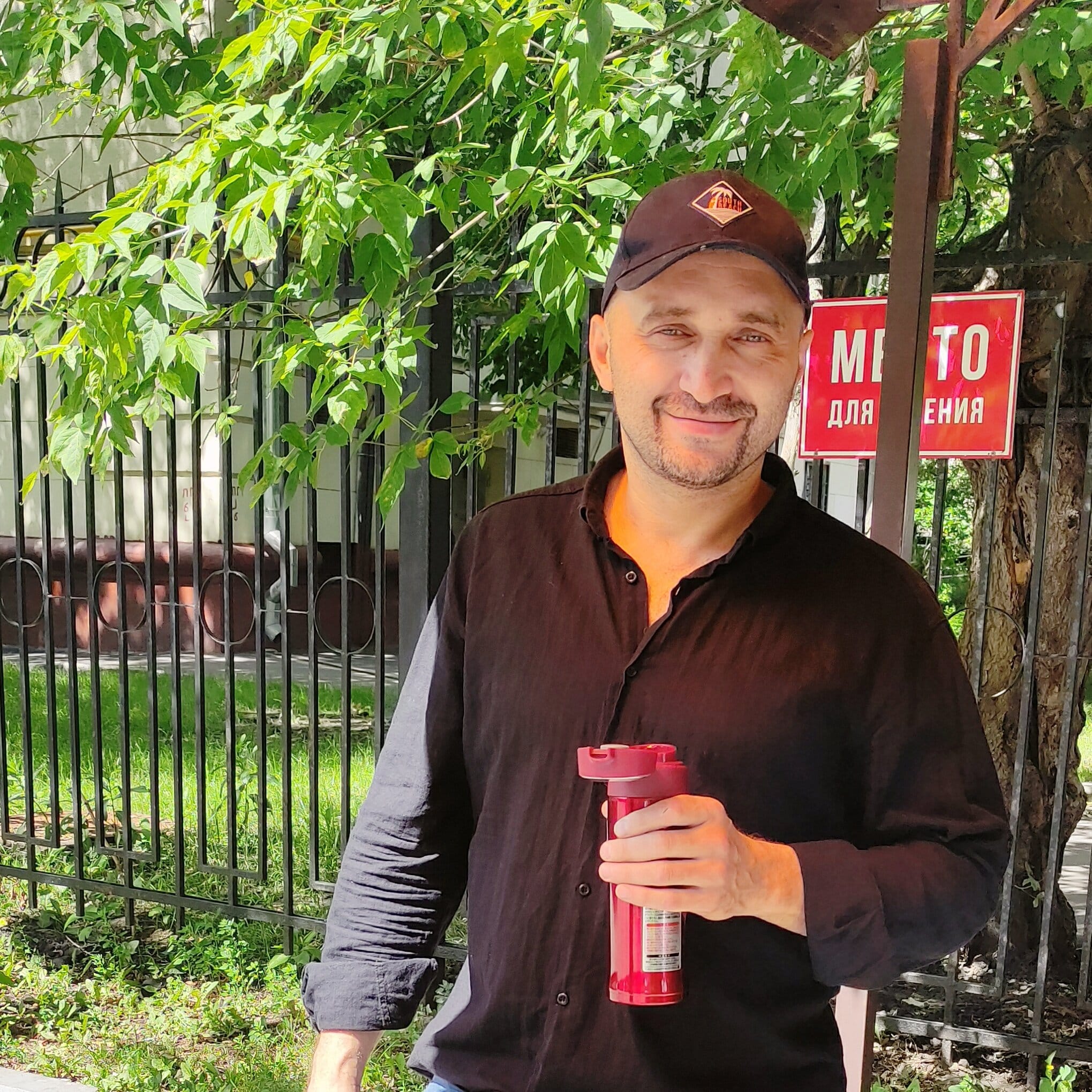 Мундепа Вадима Коровина арестовали на 10 суток за ретвит шутки о мироточащей фуражке Гитлера. Он не сможет выдвигаться на выборы