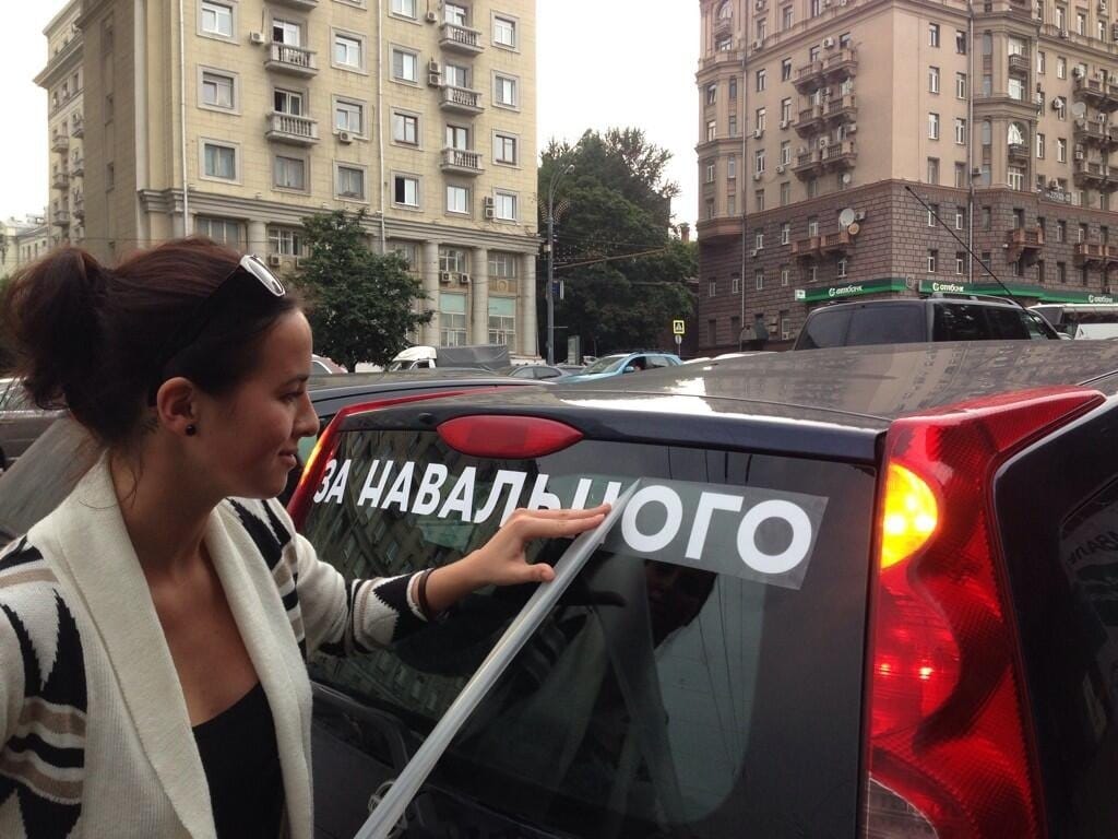 В Москве полицейские задержали активиста из-за наклеек о Навальном на автомобиле 