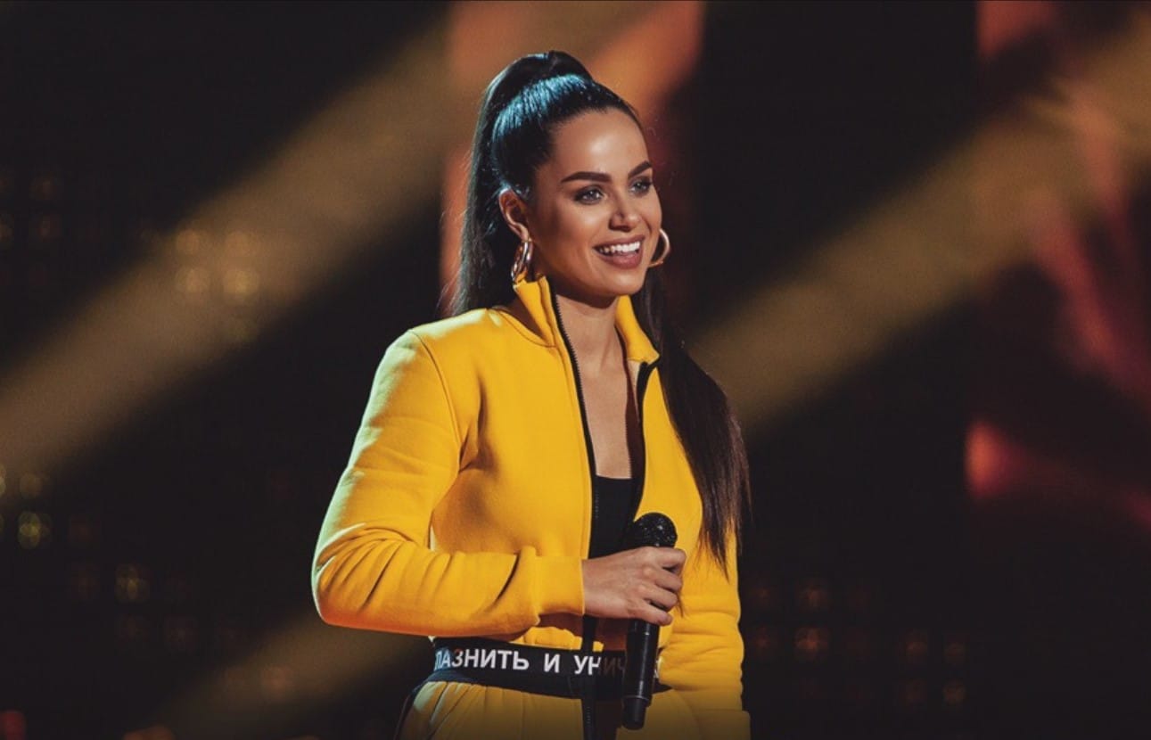 В Минске девушку арестовали на 15 суток за пение на украинском возле бара. Владельца бара — на 30