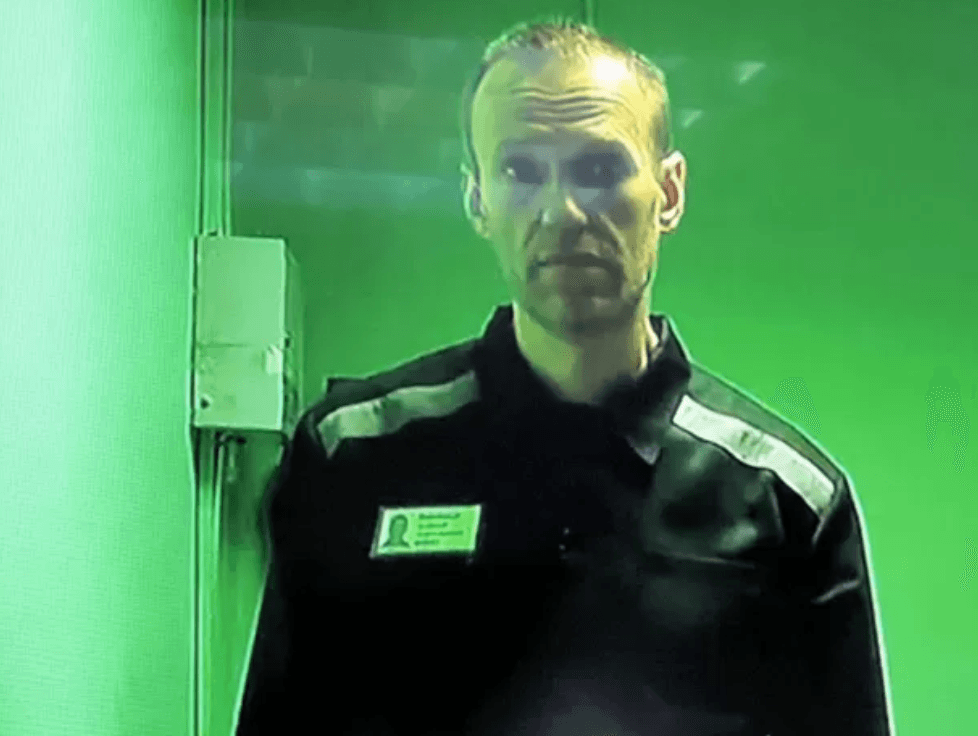 Навальный подал в суд на колонию из-за отправки в ШИЗО за расстегнутую пуговицу