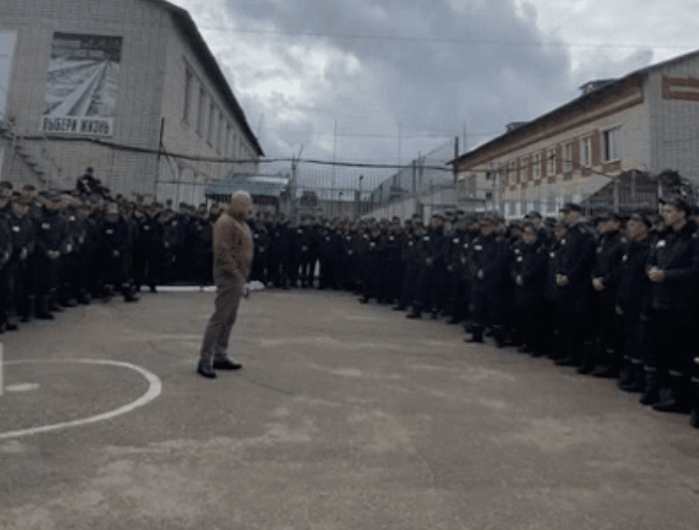 «После дезертирства следует расстрел». В соцсетях появилось видео, где Пригожин вербует заключенных