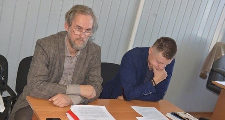 «До какого маразма мы дожили». В Новосибирской области прямо на заседании мобилизовали 50-летнего оппозиционного экс-депутата. Видео