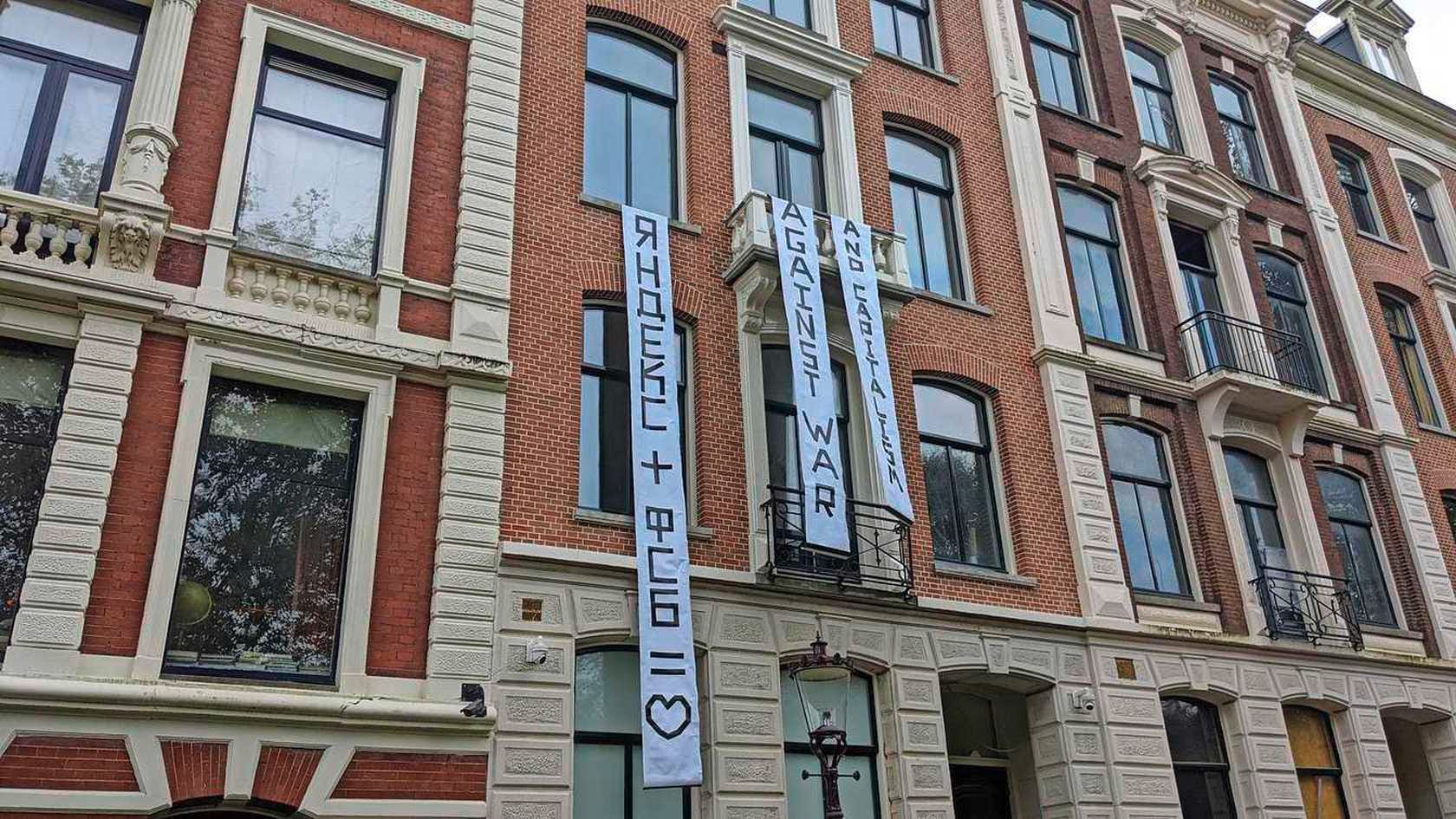 В Амстердаме активисты захватили дом основателя «Яндекса» Аркадия Воложа