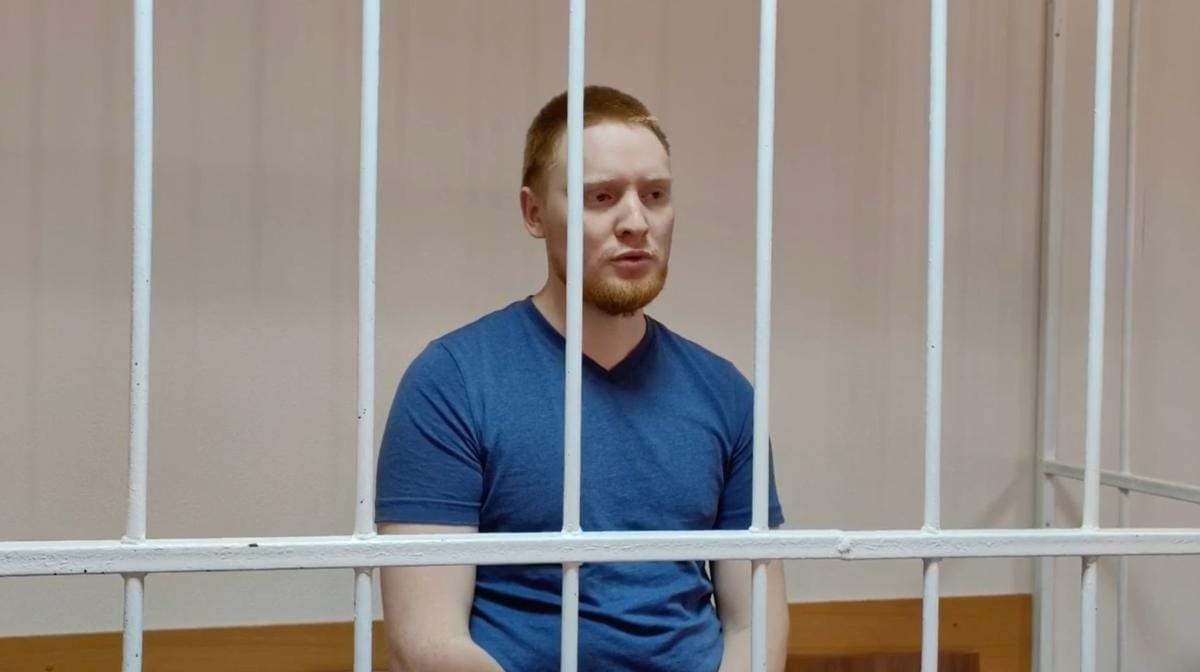«Он сказал, что мой ответ неверный, и ток усилили». Еще один фигурант дела против уральских антифашистов рассказал о пытках 