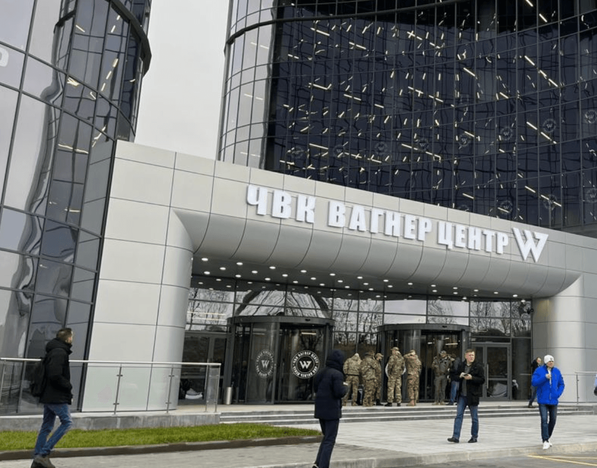 Выставка дронов, клип Цыгановой и IT-специалисты на страже обороноспособности. В Петербурге открылся «ЧВК Вагнер центр»