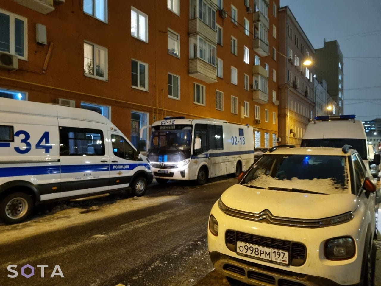 Силовики ворвались на вечер поддержки фигурантов «тюменского дела», поставили участников лицом к стене и устроили обыск без адвоката