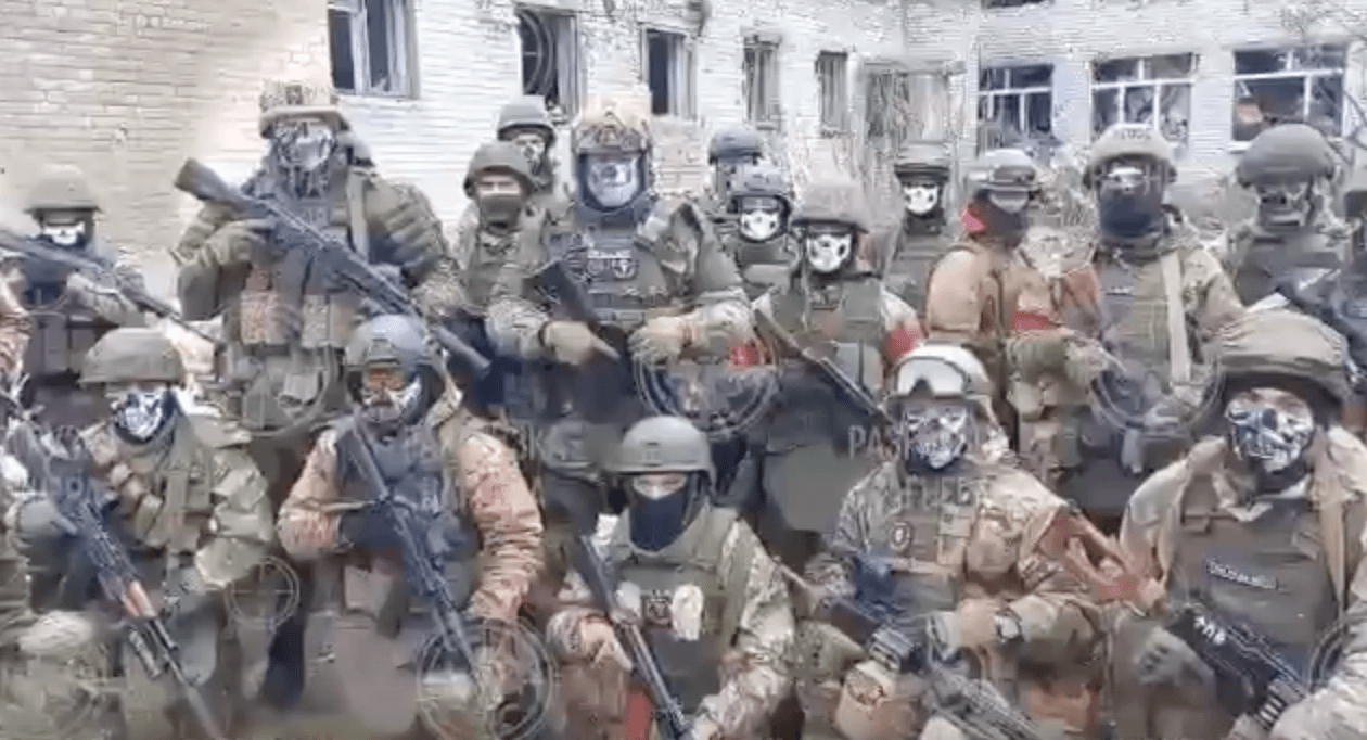 «Вы и есть нацисты, еб*ная администрация». Бойцы ЧВК Вагнера записали видео с угрозами к мэрии Горячего Ключа из-за запрета хоронить бойцов